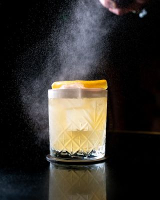 🍋🥃 Whisky Sour — klasika, ktorá nestarne Jeho príbeh siaha až do 19. storočia, keď námorníci miešali alkohol s citrónovou...