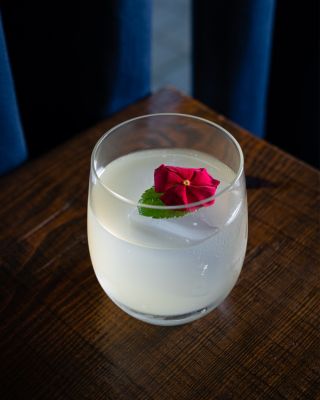 ☀️🥃 Leto v pohári — osvieženie, čo má charakter. Krátky, robustný a ideálny na drinky plné ľadu a sviežich chutí. #Nude...