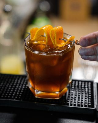 Každý cocktail si zaslúži svoj dokonalý garníž. 🥃 Počínajúc od poháru na mieru po posledné detaily. ✨