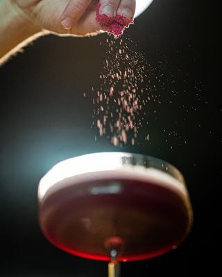 NOMY nevzniklo ako obchod. 🦋 Vzniklo ako pocit. Ako ten moment, keď sa svet na chvíľu spomalí. Keď vezmeš do ruky pohár,...